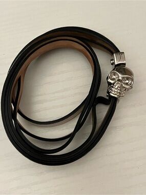 Alexander McQueen Black Leather Multi-Strand Bracelet with Silver Skull Clasp